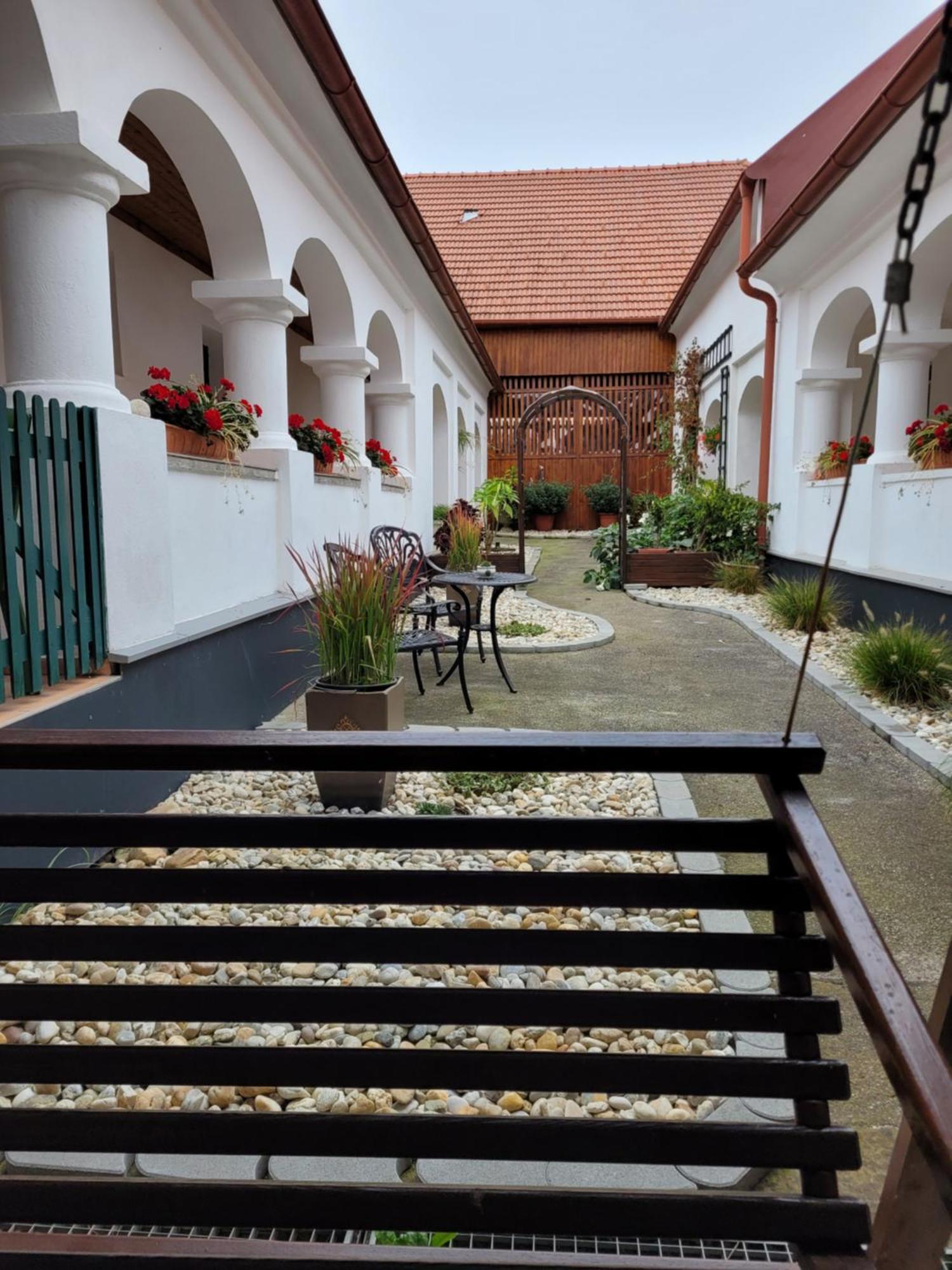 Hotel Arkadenhof Kurtz Markt Allhau Exterior foto